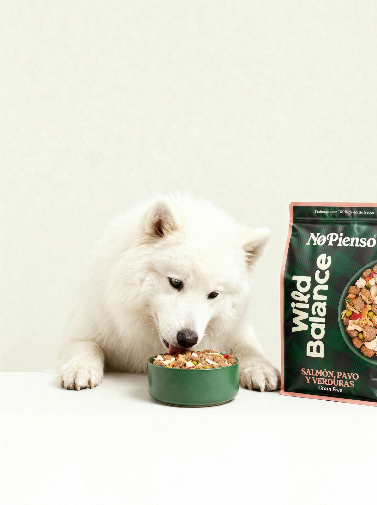 Perro comiendo NoPienso junto al envase